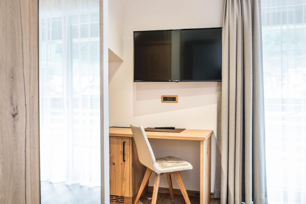 Garni Hotel Miara - Your Dolomites Home Сельва-ди-Валь-Гардена Экстерьер фото