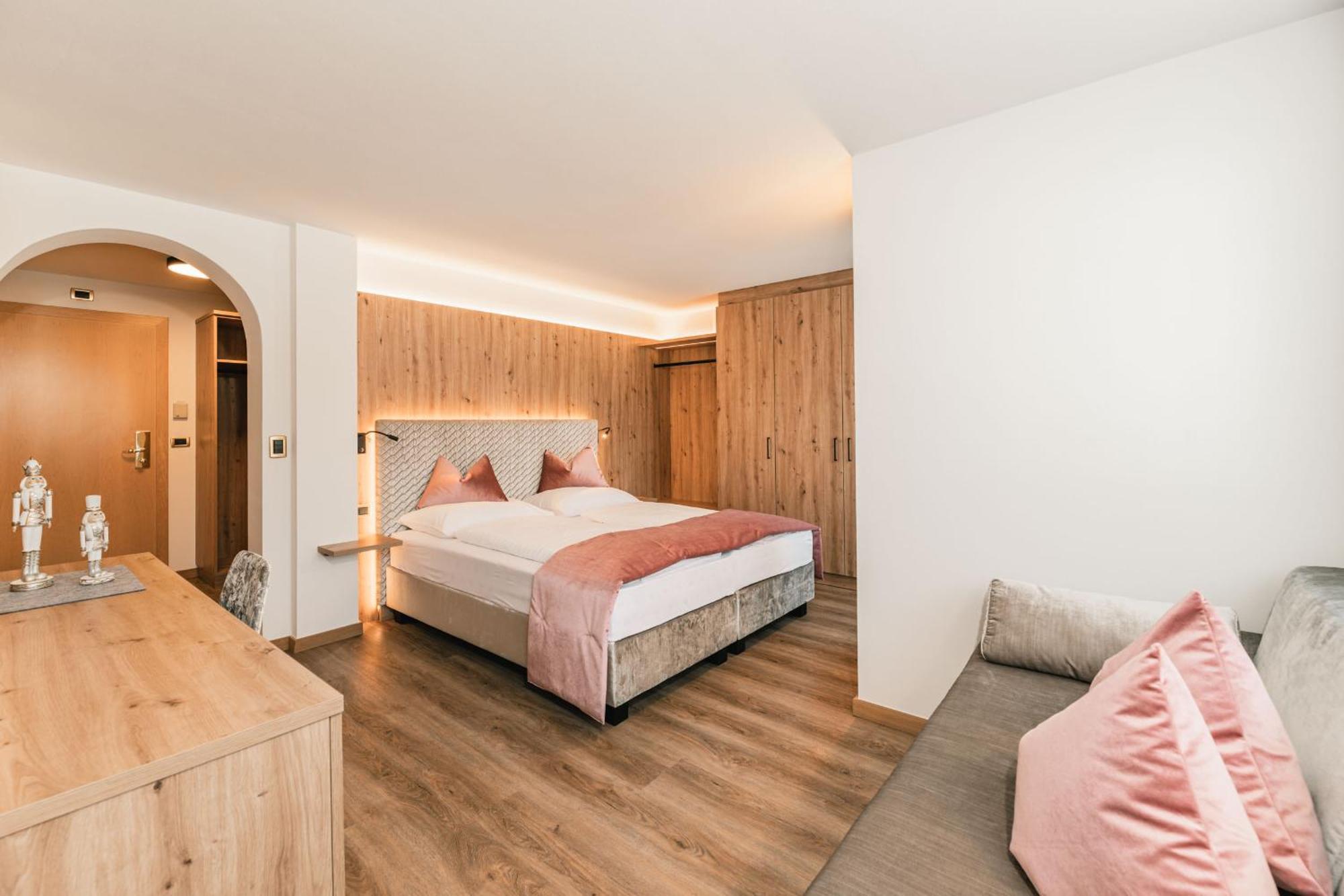 Garni Hotel Miara - Your Dolomites Home Сельва-ди-Валь-Гардена Экстерьер фото