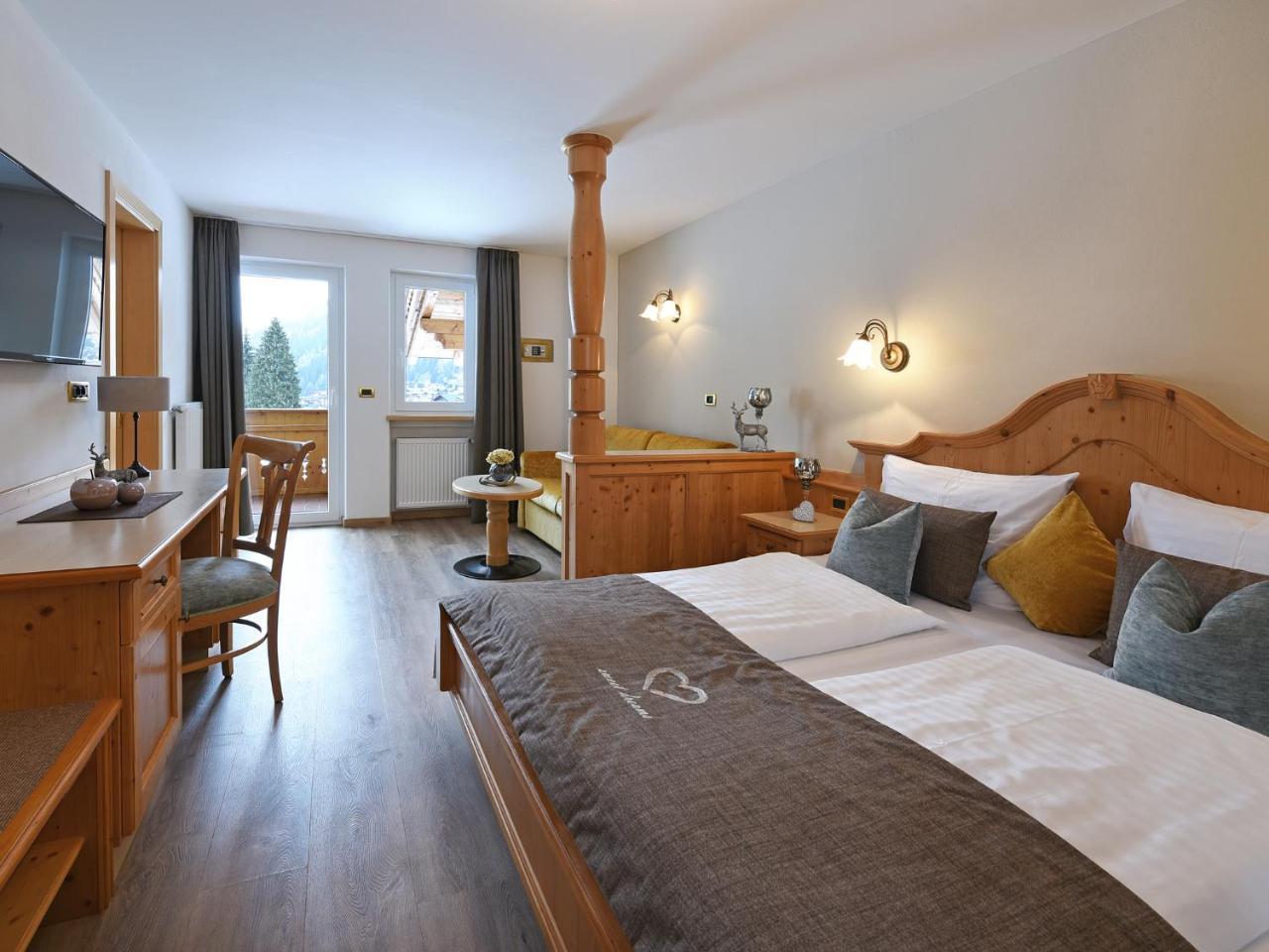 Garni Hotel Miara - Your Dolomites Home Сельва-ди-Валь-Гардена Экстерьер фото